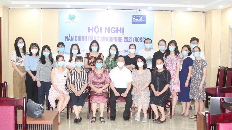 PGS.TS. Trần Cao Bính cùng chủ tịch đoàn và các đại biểu tham dự hội nghị chụp ảnh lưu niệm